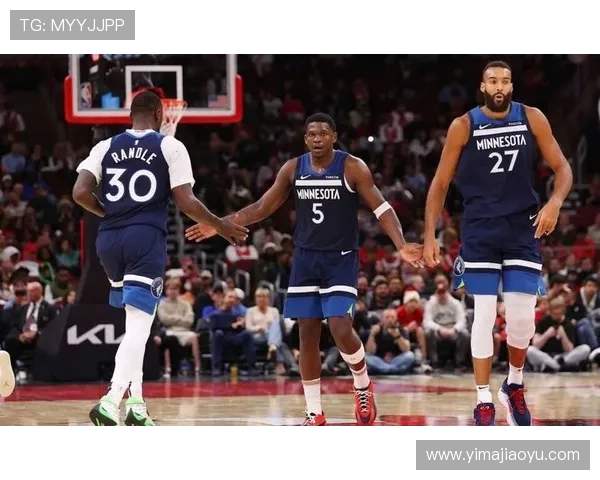 兰德尔三节豪取三双表现出色但失误频繁影响球队表现